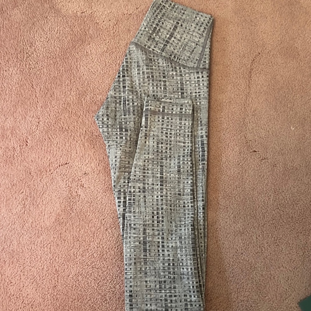 women’s size 2 lulu lemon patterned gray leggings “28